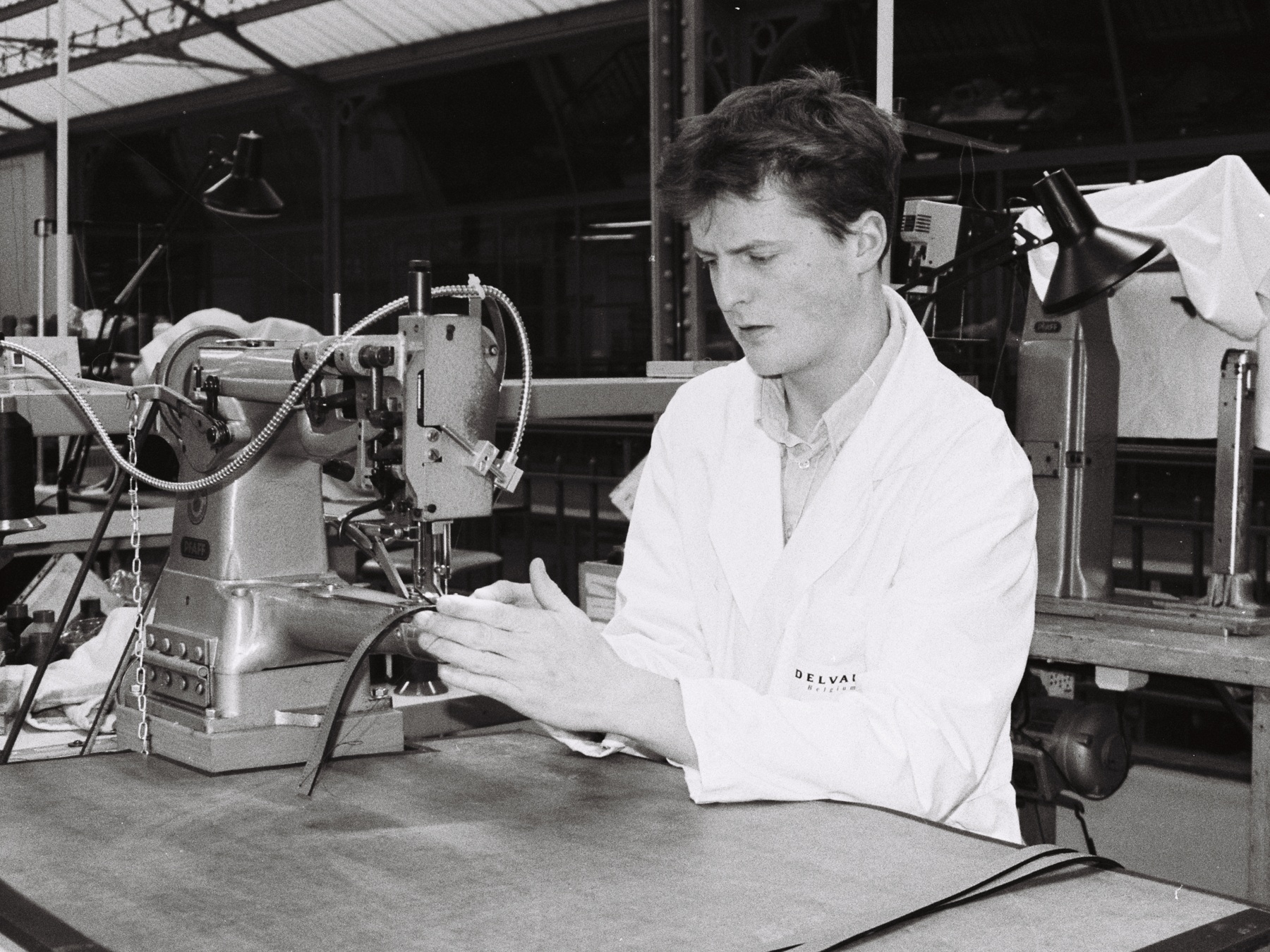 Hervé à 19 ans, au travail dans un atelier de maroquinerie